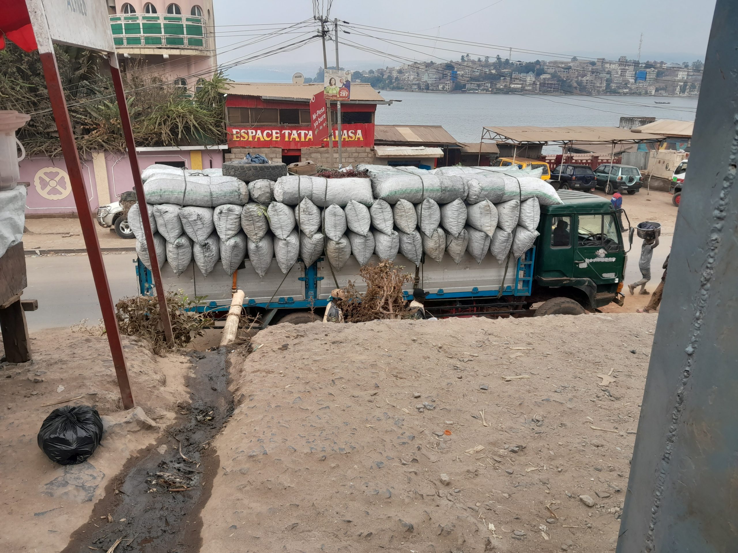 de cargaisons des braises en provenance de kalehe vers la ville de Bukavu/ Photo Mkulima