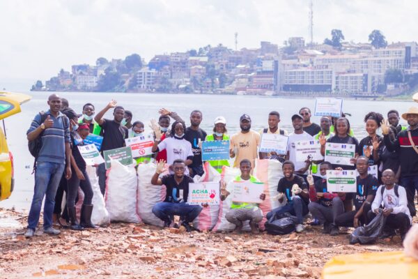 Bukavu : la jeunesse célèbre l’environnement en assainissant les rives du lac Kivu