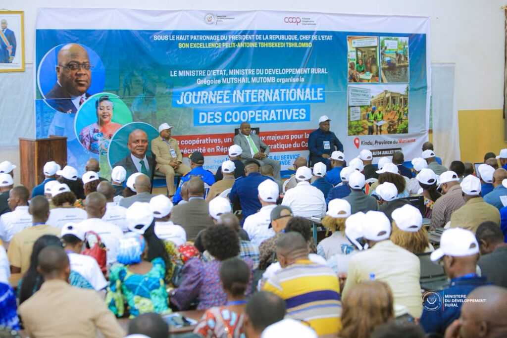 Photo de participants dans la salle
Ph. Actualite.cd